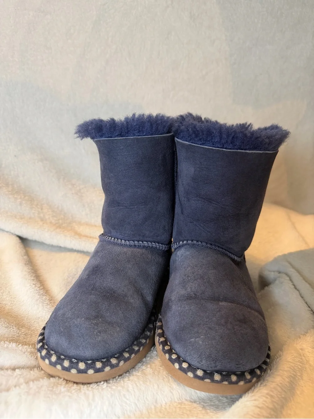 UGG Australia Bailey Bow Short Boots – Kids Size 1